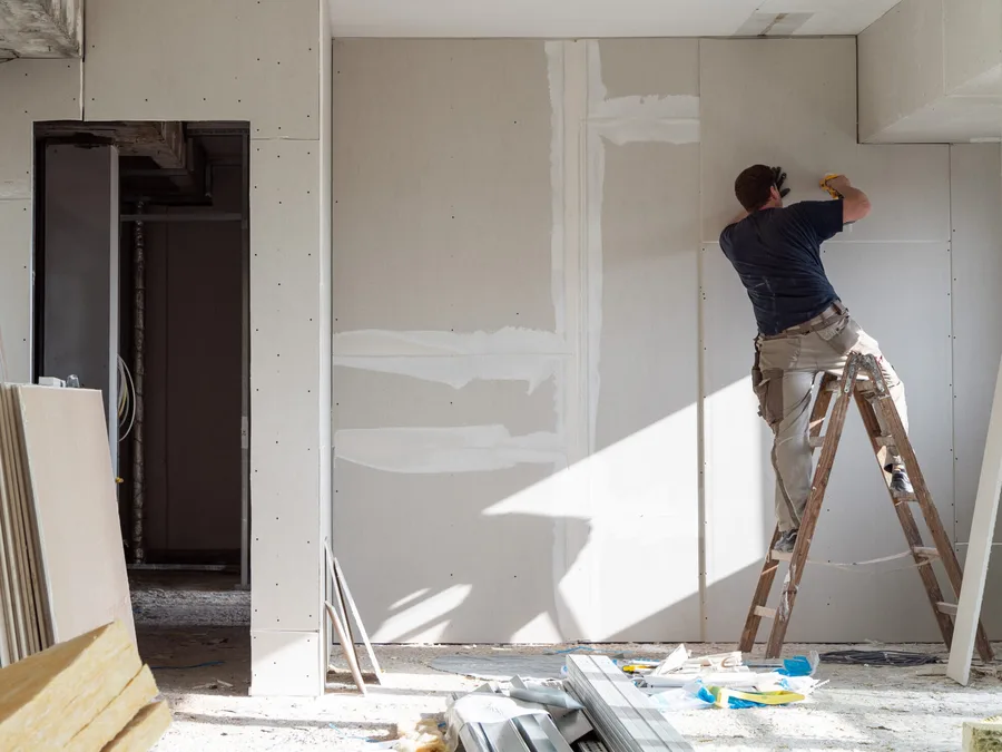 Handwerker beim Innenausbau mit Trockenbauwänden