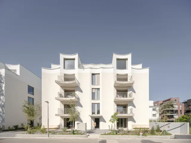 Mehrfamilienhaus mit frisch gestrichener Fassade