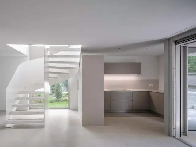 Heller Innenraum mit Treppe und Küche
