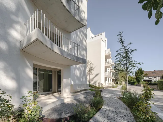 Fassadendetail – Balkon und Verputz