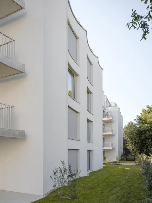 Fassade mit Balkonen und Aussenraum